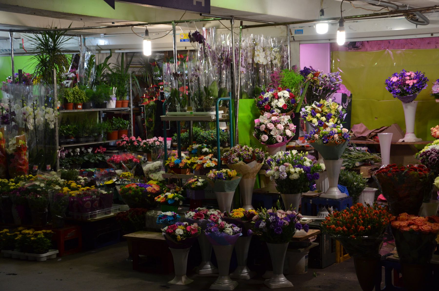 На "Льва Толстого" розігнали торговців квітами: таким чистим цей перехід ви не бачили!